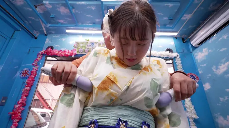 マジックミラー号ハードボイルド 浴衣カップル夏祭り！浴衣潮まみれ濡れグッチョエステ ミラー号の外に彼氏がいるのに淫乱スイッチ激押しで理性吹き飛ぶ絶頂アクメ！～まおちゃん＆しょうくん編～ サンプル画像 4