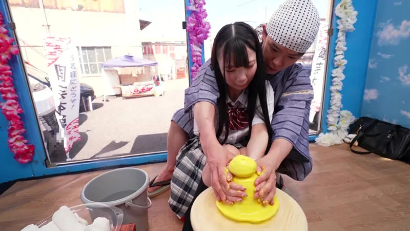 マジックミラー号ハードボイルド 女〇〇生が挑戦するパイズリ陶芸チャレンジ！敏感すぎる乳首の先っちょを粘土とオイルで刺激され未熟な体がアツーくなってしまった思春期お嬢様は初めての中イキ＆中出ししちゃうなんて！～なこ編～ サンプル画像 2