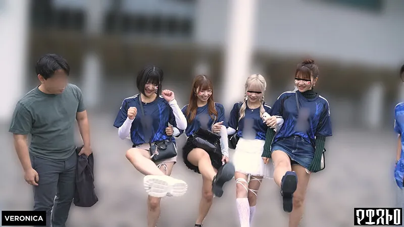 ゴールイン！美少女サポーター達とスタジアム外で秘密のオフサイド！【みゆ/ゆみ/れい/りん】Ver.みゆ＆ゆみ サンプル画像 2