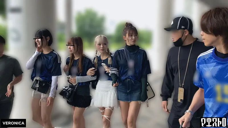 ゴールイン！美少女サポーター達とスタジアム外で秘密のオフサイド！【みゆ/ゆみ/れい/りん】Ver.れい＆りん サンプル画像 1