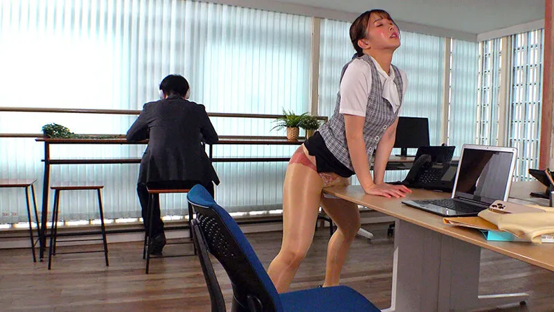 バレたらマズイ状況でこっそり吐息を漏らす 働くオンナのパンスト角オナニー サンプル画像 1