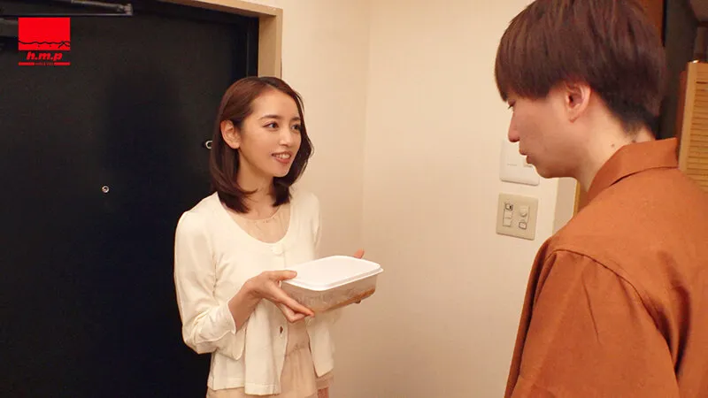 いつも寂しげな瞳で見つめてくる隣人のシングルマザーに恋堕ちした僕。美咲かんな サンプル画像 1