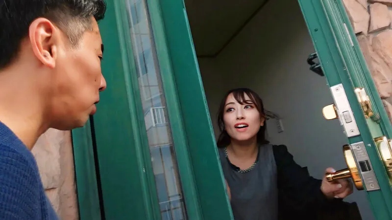 人妻自宅訪問！？声我慢性交！！夫婦・家族の憩いの場が汚される！？背徳さを感じ濡れてしまい間男の中出しまでも受けいれる人妻たち。COMPLETE BEST サンプル画像 4