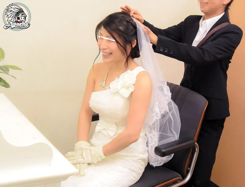 彼氏の前でマジックミラー寝取り！街行くカップルに「ウェディングドレスを試着してみませんか？」と声をかけ、ドレスに着替えた彼女の手足を拘束＆固定バイブ！マジックミラーの向こう側で全く気付かない彼氏に助けを求めているうちに固定バイブの止まない刺激に… サンプル画像 18