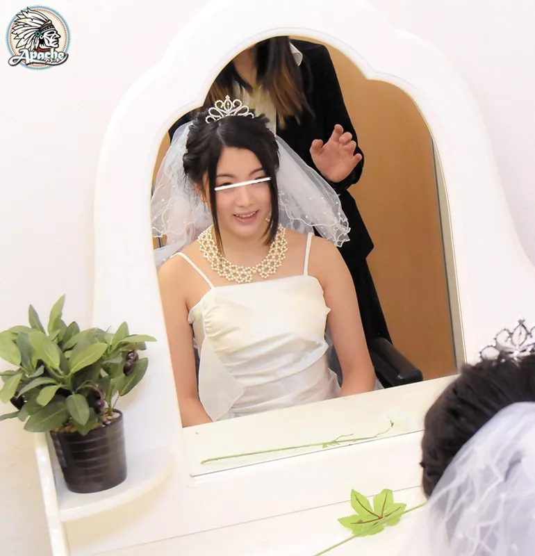 彼氏の前でマジックミラー寝取り！街行くカップルに「ウェディングドレスを試着してみませんか？」と声をかけ、ドレスに着替えた彼女の手足を拘束＆固定バイブ！マジックミラーの向こう側で全く気付かない彼氏に助けを求めているうちに固定バイブの止まない刺激に… サンプル画像 6