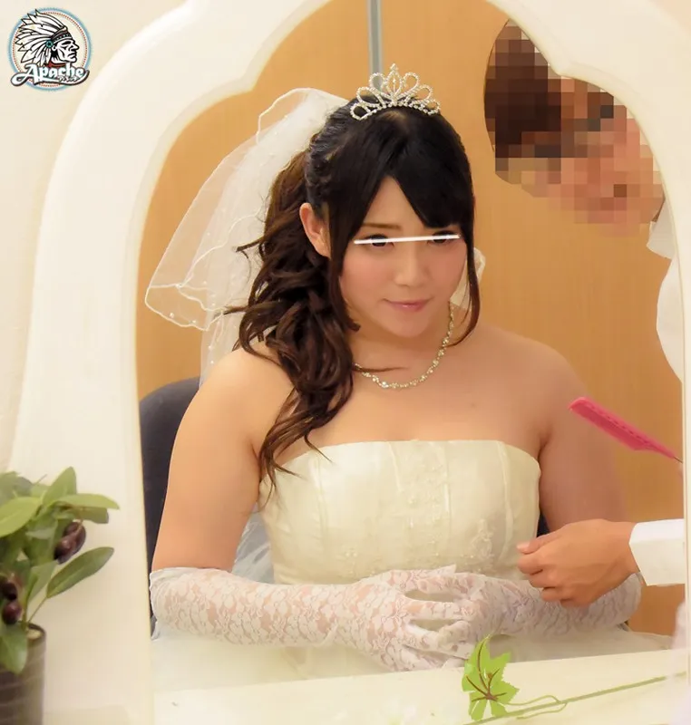 彼氏の前でマジックミラー寝取り！街行くカップルに「ウェディングドレスを試着してみませんか？」と声をかけ、ドレスに着替えた彼女の手足を拘束＆固定バイブ！マジックミラーの向こう側で全く気付かない彼氏に助けを求めているうちに固定バイブの止まない刺激に… サンプル画像 8