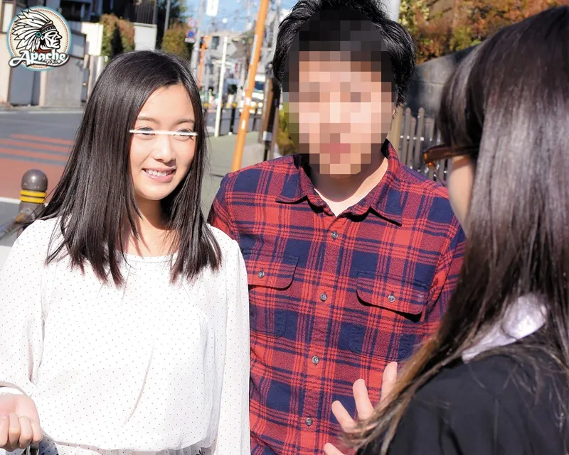 彼氏の前でマジックミラー寝取り！街行くカップルに「ウェディングドレスを試着してみませんか？」と声をかけ、ドレスに着替えた彼女の手足を拘束＆固定バイブ！マジックミラーの向こう側で全く気付かない彼氏に助けを求めているうちに固定バイブの止まない刺激に… サンプル画像 9