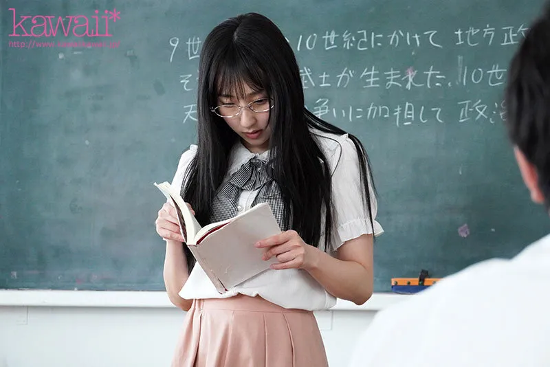 「●●クン、見て。先生のおっぱいだよ？」 2週間実習でやってきた地味な教育実習生は、生徒と2人きりになると何故かおっぱい丸出しになります。 糸井瑠花 サンプル画像 1