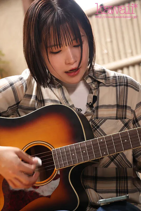 ここ最近100人以上観客集まった注目シンガーが、歌手有名になる前に変態プレイを体験したくてこっそりAV出演デビュー！ 変態むっつりすけボーカル 岐阜県出身 溝端恋 サンプル画像 2