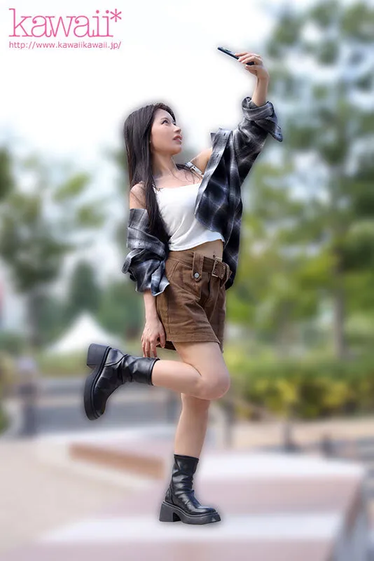 見た目よりウブで見た目より真面目な、SEX経験ガチ1回のみインフルエンサー（カップ数:Hcup）のいきなり中出し体験デビュー【1本限定出演】 重盛れいか サンプル画像 2