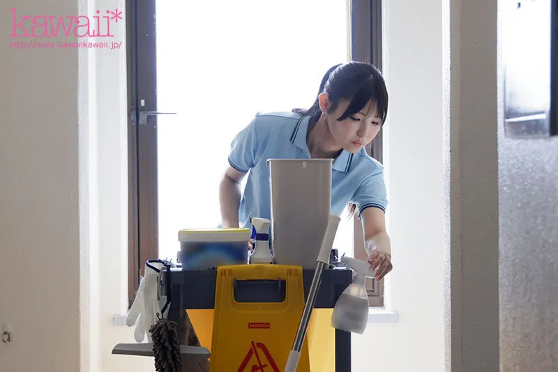国内で最も可愛く最も全体スタイルが良いビル清掃員がAVデビュー！？クビレ54cm美巨乳 小泉楓さん（20） アダルト出演 サンプル画像 4