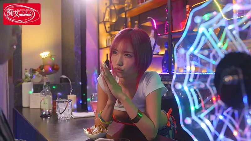 乳首ビンッビンッで痴女ってくるガルバギャルのドスケベ接客 担任教師にバレて口止めアフター中出し不倫 春陽モカ サンプル画像 1