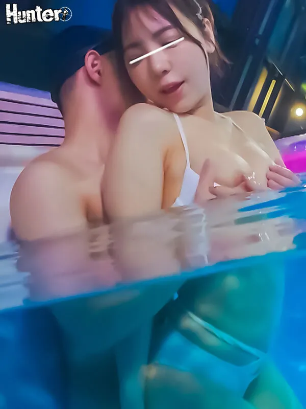 「おち○ちん大きくなっちゃったの？叔母さんがなんとかしてあげるね」叔母と水泳の練習にプールへやってきたボク。でも叔母さんのセクシーな水着姿と周りの水着女性にフル勃起でプールから出られない！慌てた叔母さんがこっそりと手でヌいてくれました。でも叔母さんも… サンプル画像 13