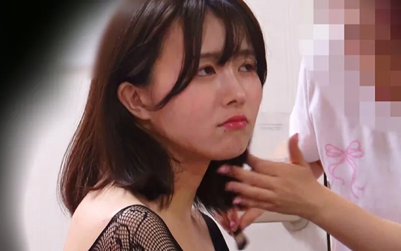 AV現場の盗撮＃1。休憩中、AV監督にタダマンされてしまう幾野まち。 サンプル画像 12