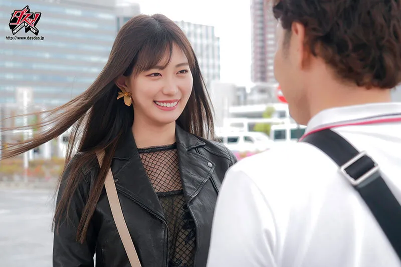 絶倫ラウンジ嬢 モテないボクを「囁きベロチュー乳首」で誘惑。「勃起」したら高級ホテルに連れ込まれ、「ほろ酔いグラインド騎乗位」で金玉スッカラカンになるまで絶倫ラウンジ嬢中出しSEX 美谷朱里 サンプル画像 3