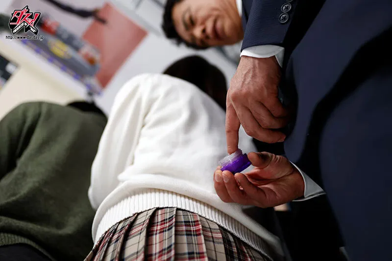 卒業までの一ヵ月、色白美尻をねっとり羞恥愛撫で堕としたオヤジ教師の媚薬痴●。 白石もも サンプル画像 3