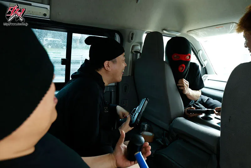 誰もが羨むボクの美乳妻に理性を失った銀行強盗は一日中イラマ輪●し続けた。 二葉エマ サンプル画像 1