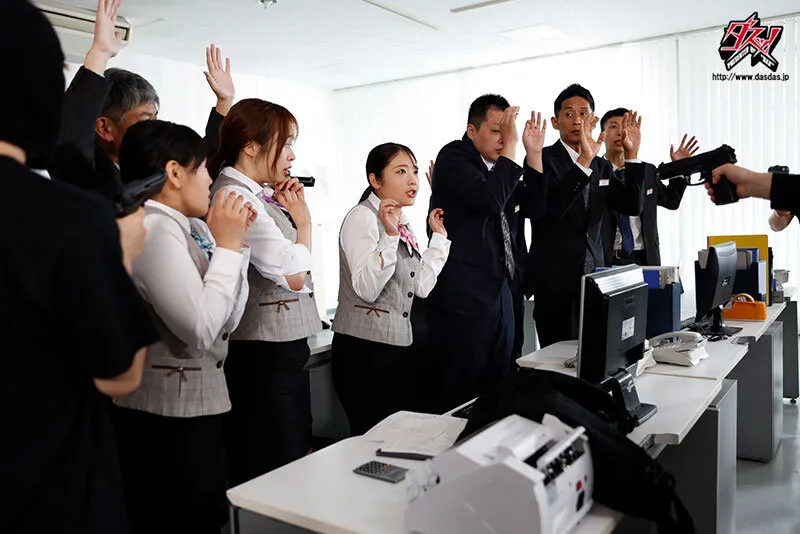 誰もが羨むボクの美乳妻に理性を失った銀行強盗は一日中イラマ輪●し続けた。 二葉エマ サンプル画像 2