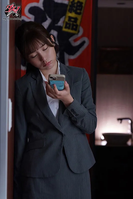 出張先で集中豪雨 嫌いな上司の前でまさか酔い潰れ…突然の相部屋 夜が明けても唾液を濃厚に絡ませ汗だく中出し絶倫性交で貪り合ってました。 五日市芽依 サンプル画像 1