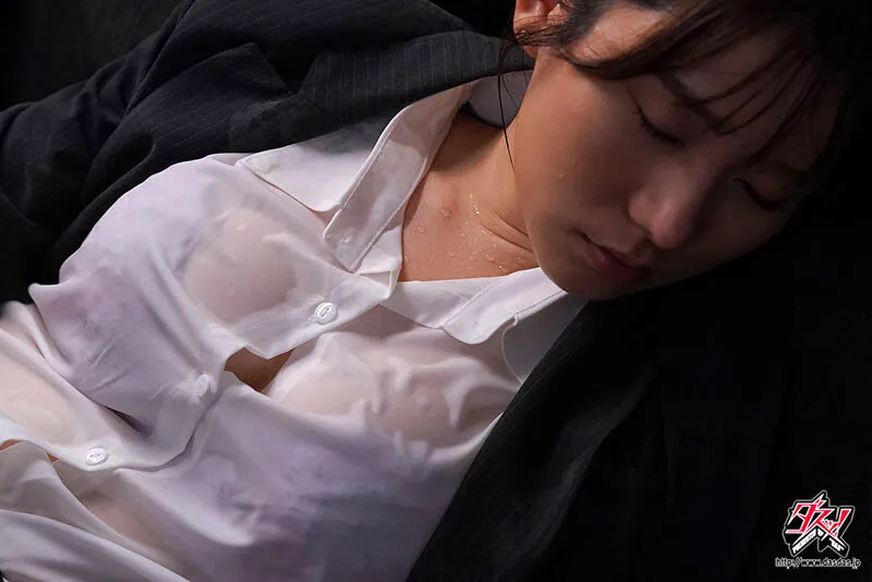 出張先で集中豪雨 嫌いな上司の前でまさか酔い潰れ…突然の相部屋 夜が明けても唾液を濃厚に絡ませ汗だく中出し絶倫性交で貪り合ってました。 五日市芽依 サンプル画像 3