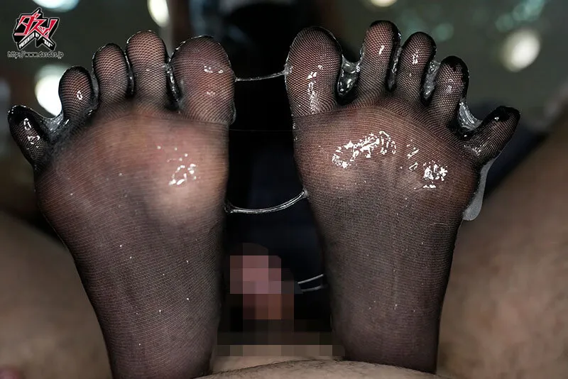 男をダメにする美脚堪能。甘すぎる極上足フェティスイートルーム。蒸れパンスト神聖おみ足でペニス挟撃コキシコぎゅむゥの極ズリ射精焦らし。 倉本すみれ サンプル画像 5