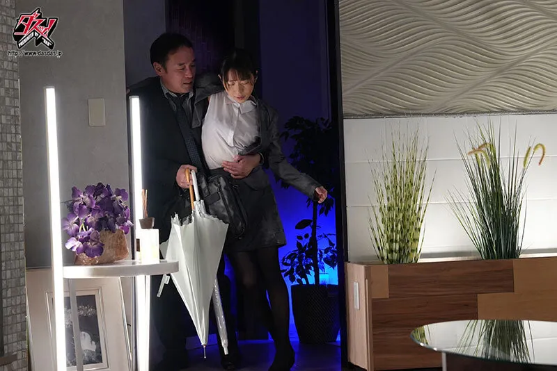 出張先で集中豪雨 嫌いな上司の前でまさか酔い潰れ…突然の相部屋 夜が明けても唾液を濃厚に絡ませ汗だく中出し絶倫性交で貪り合ってました。 天羽りりか サンプル画像 1