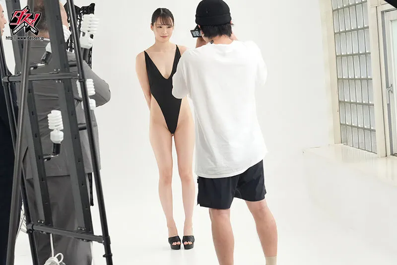 メッリメリの過激美脚ハイレグモデルをさせられて… 水着メーカーに勤めた私は同僚たちの食い込みマンスジ羞恥調教に堕ちました。 月野江すい サンプル画像 5