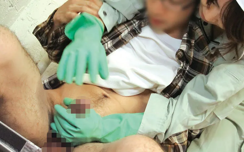 掃除婦のおばさんにわざと勃起したチ●ポを見せて「手コキだけでも…？」とお願いしたら、どんな結末が…！？4時間 サンプル画像 2