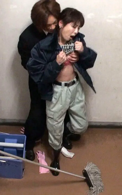 掃除婦のおばさんにわざと勃起したチ●ポを見せて「手コキだけでも…？」とお願いしたら、どんな結末が…！？4時間 サンプル画像 20