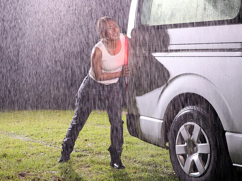 ガテン女上司と突然の豪雨で現場から帰れなくなり…カラダを温めあううち色っぽい濡れ髪濡れ肌に理性爆発ワゴン車が揺れるほどカーセク中出ししまくった 三岳ゆうな サンプル画像 2