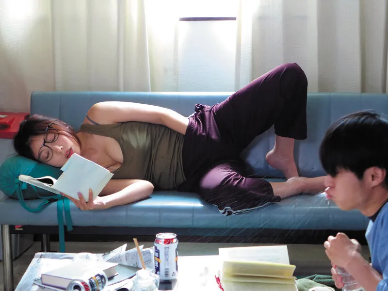 大学サークルの部室に棲みついてる年齢不詳の先輩がマ○コを貸してくれるというのでクーラーもない部屋で汗だく絡み合い一緒に留年しそうなSEX漬けの夏 安位薫 サンプル画像 10