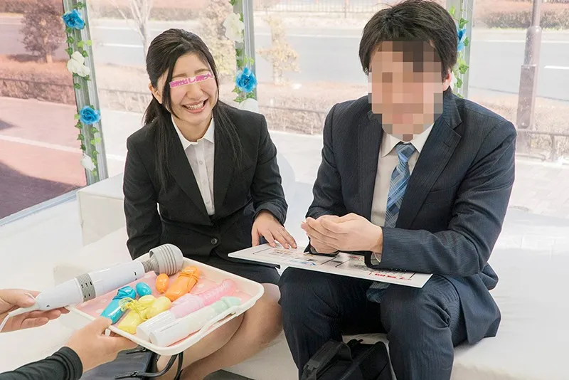 ザ・マジックミラー 顔出し！働く美女限定 街頭調査！職場の同僚同士が2人っきりの密室内で初めての相互オナニー 誰にも見せたことのない公開オナニーで疼きだした同僚を間近で見てしまった男女は理性を保てず性欲のままにSEXしてしまうのか！？ in池袋 サンプル画像 1