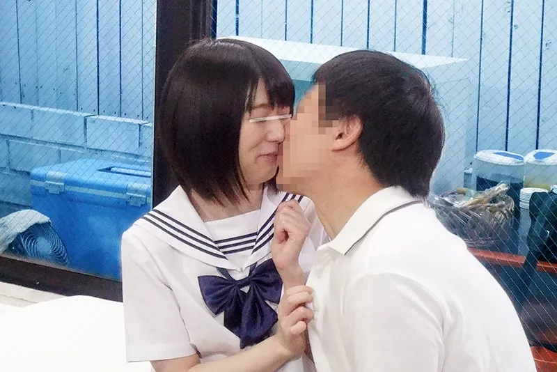 一般男女モニタリングAV マジックミラーの向こうには再婚したての母親！女子校生の娘と新しいお父さんが2人っきりの密室でぎこちない親子の距離が急速に縮まる10種類のキス技コンプリートできたら100万円！ サンプル画像 1