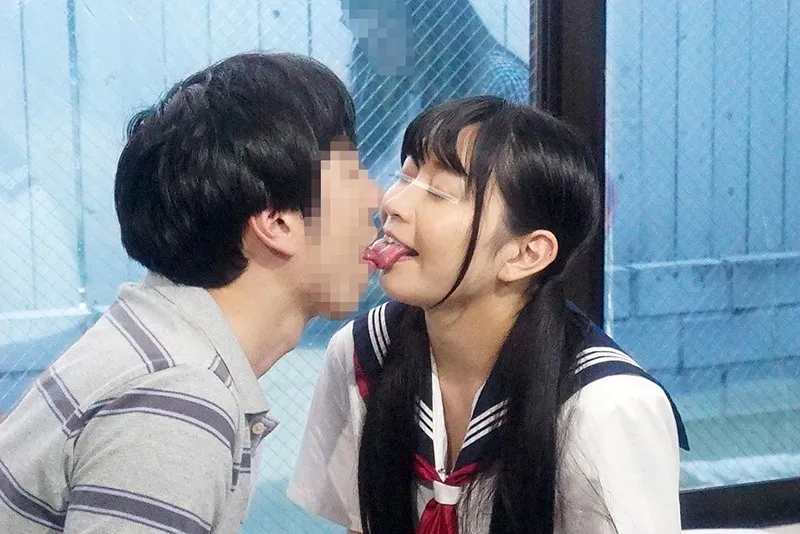 一般男女モニタリングAV マジックミラーの向こうには再婚したての母親！女子校生の娘と新しいお父さんが2人っきりの密室でぎこちない親子の距離が急速に縮まる10種類のキス技コンプリートできたら100万円！ サンプル画像 3