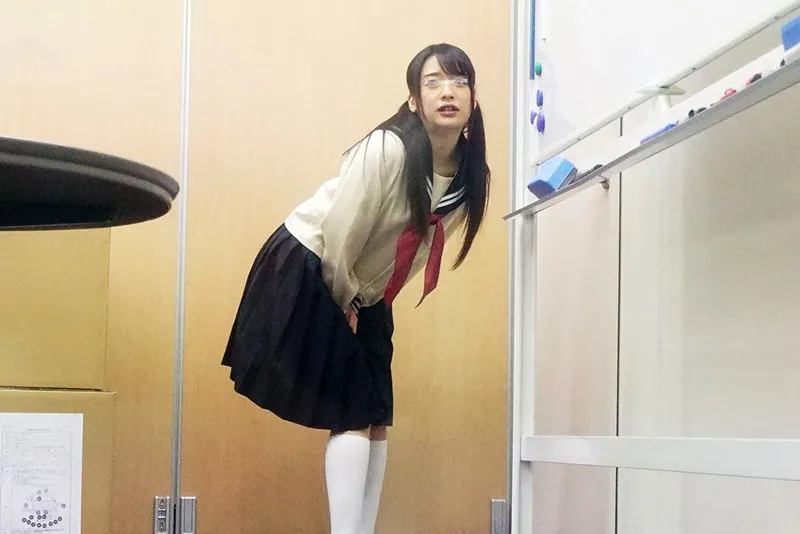 一般男女モニタリングAV 女子○生限定高額アルバイト企画！飲料メーカーの試飲モニターで集まった素人女子○生に利尿剤入りのドリンクを飲ませてオシッコ我慢中にいきなりのデカチン即ハメ！長さ20cmの巨根をねじ込まれイッてもやめない追撃ピストンの快感に未発達オマ○コ… サンプル画像 1