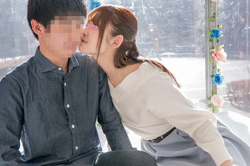 ザ・マジックミラー 顔出し！女子大生限定 徹底検証！友達同士の男女が2人っきりの密室で初めてのずぅーっとディープキスに挑戦！舌を激しく絡めあうベロキス接吻で理性がトロけたリア友の素人大学生は友情よりも性欲を選び濃厚ベロチューSEXしてしまうのか！？ in池袋 サンプル画像 1