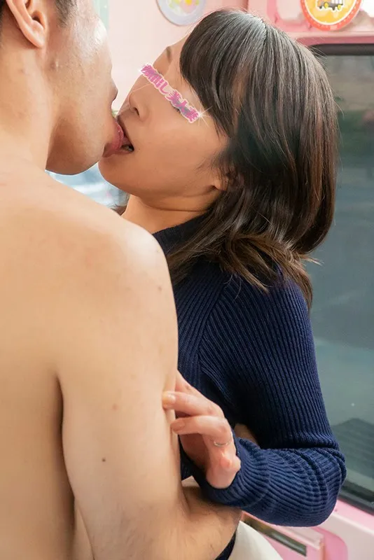 顔出し解禁！！マジックミラー便 全員38歳over！年齢を感じさせない美しい人妻さん 初めての公開ディープキス編 vol.06 10人全員SEXスペシャル！！若い男子との濃厚接吻で久しぶりに熱くトロけてしまったオマ○コは青年の硬いデカチ○ポが欲しくてたまらない！！in白金＆銀座 サンプル画像 2