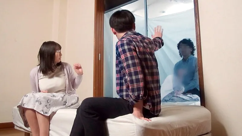 一般男女モニタリングAV 近親相姦しちゃった母子のその後まで追跡スペシャル マジックミラーの向こうには再婚したての父親！巨乳の新しいお母さんと童貞の息子が2人っきりの密室で筆おろし中出し！！…した後日談:義母と息子の何度も繰り返される父には秘密の近親相姦を家… サンプル画像 2