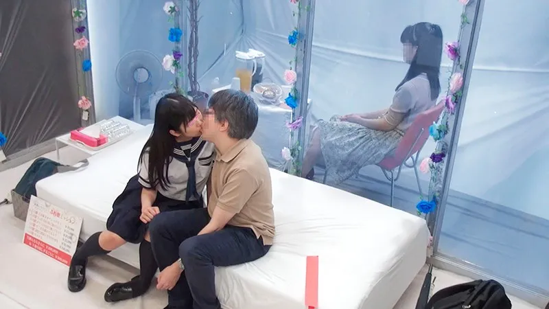 ザ・マジックミラー特別編！禁断の近親相姦MM号 マジックミラーの向こうには再婚したての母親！女子○校生の娘と新しいお父さんが2人っきりの密室で初めての素股に挑戦！クリトリスとチ○ポを擦り合わせた父娘はそのままヌルッと挿入してしまうのか！？まさかの連続中出し… サンプル画像 3