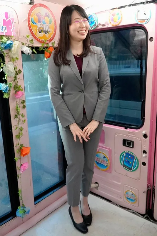 顔出し解禁！！ マジックミラー便 一流企業で働くパンツスーツのピタパン尻OL編 タイトなパンツスーツに包まれたパッツパツのむっちり尻を揉みしだかれ恥じらいながらも濡れてしまったエリートおま○こにデカチン挿入！！ in銀座＆虎ノ門 サンプル画像 2