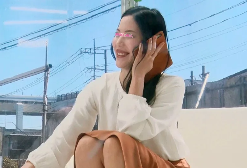 MM号からの脱出 素人娘の友情数珠つなぎ企画 清楚な人妻編 友達を30分以内に電話で呼び出し‘身代わり’にして密室から脱出せよ！制限時間を過ぎたらデカチン即ハメ！イってもやめない激ピストンで友達が来るまで生中出しは終わらない inザ・マジックミラー サンプル画像 2