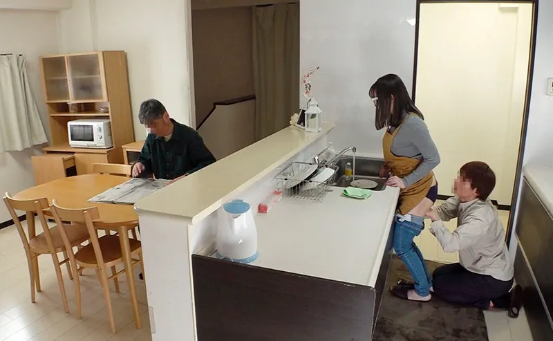 一般男女モニタリングAV 近親相姦しちゃった母子のその後まで追跡スペシャル マジックミラーの向こうには再婚したての父親！巨乳の新しいお母さんと童貞の息子が2人っきりの密室で筆おろし中出し！！…した後日談:義母と息子の何度も繰り返される父には秘密の近親相姦を…3 サンプル画像 5