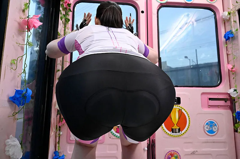 一般男女モニタリングAV×マジックミラー便コラボ企画 ‘体育大学のアスリート女子の性欲は異常に強い’という噂は本当か！？競輪女子がトレーニングで鍛え上げた極太ももとデカ尻をデカチンに激しく打ちつけるまたがり杭打ち騎乗位で本気イキ！！ サンプル画像 3