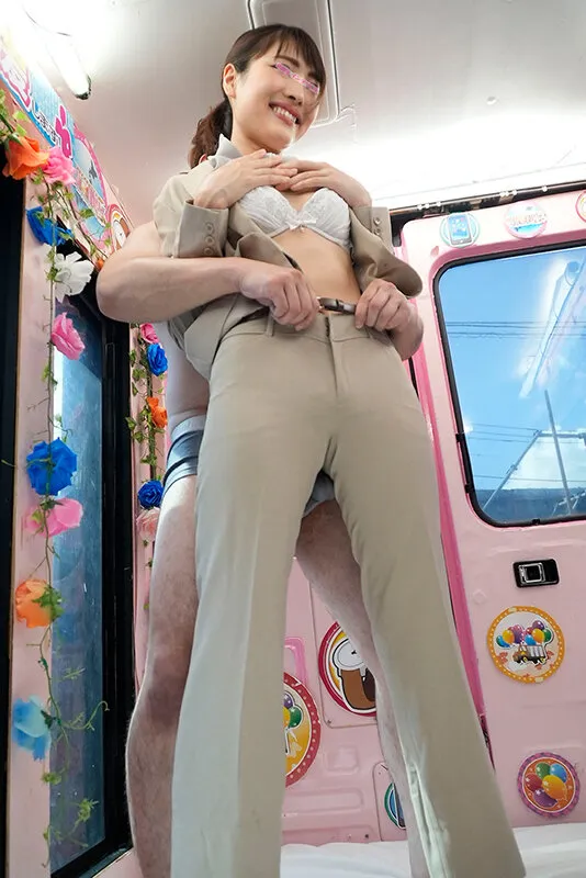 顔出し解禁！！ マジックミラー便 一流企業で働くパンツスーツのピタパン尻OL編 vol.03 タイトなパンツスーツに包まれたパッツパツのむっちり尻を揉みしだかれ恥じらいながらも濡れてしまったエリートおま○こにデカチン挿入！！ in品川 サンプル画像 2