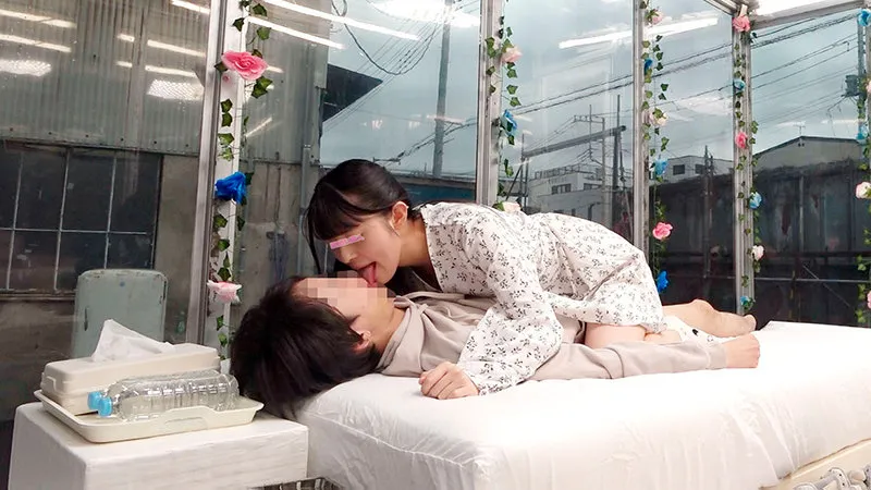 顔出しMM号 女子大生限定 ザ・マジックミラー リアル友達関係の男女の素人大学生が生まれて初めての素股に挑戦！2人っきりの密室でクリトリスとチ○ポを擦り合わせると友情の壁を超え我慢できずにヌルッと挿入してしまうのか！？ 7 人生初の真正中出しスペシャル！ サンプル画像 5