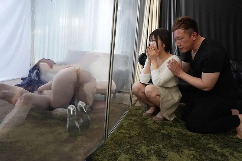 一般男女モニタリングAV 特設マジックミラー部屋でラブラブ大学生カップルが男女に別れてAV女優＆男優の凄テクイキ我慢に挑戦！！超ド級爆乳Hカップ・田中ねね×素人男子大学生（彼氏）/（彼女）素人女子大生×デカチン激ピストン男優 編 サンプル画像 2