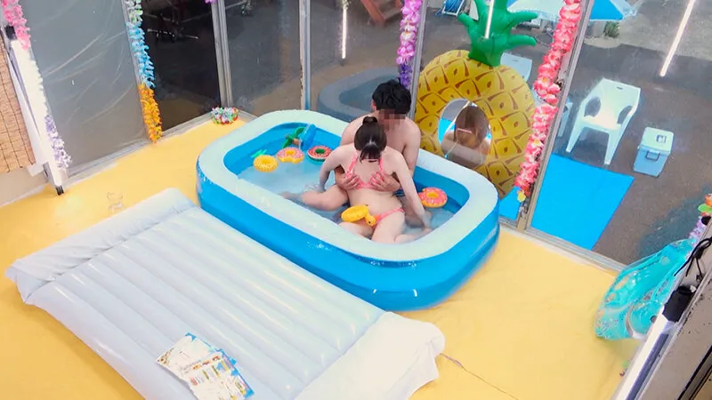 顔出しMM号 ビキニ女子限定 ザ・マジックミラー Wデート中の仲良し大学生カップル交換企画！ぬるぬるオイル素股に挑戦！ 3 恋人の目の前でイケナイと思いつつもクリトリスとチ○ポを擦り合わせ恥ずかしさと気持ちよさでヌルッと挿入！全員まさかの生中出し！！ in海水浴場 サンプル画像 2