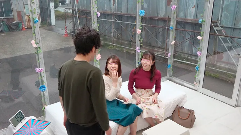 顔出しMM号 仲良し奥様限定 ザ・マジックミラー ママ友2人組が「童貞筆おろし脱出ゲーム」に挑戦！恥じらいながらも我慢汁ダラダラの年下童貞チ○ポに興奮しちゃったご無沙汰人妻2人のチ○ポ奪いあいハーレム3P！最後はW生中出し！ サンプル画像 2