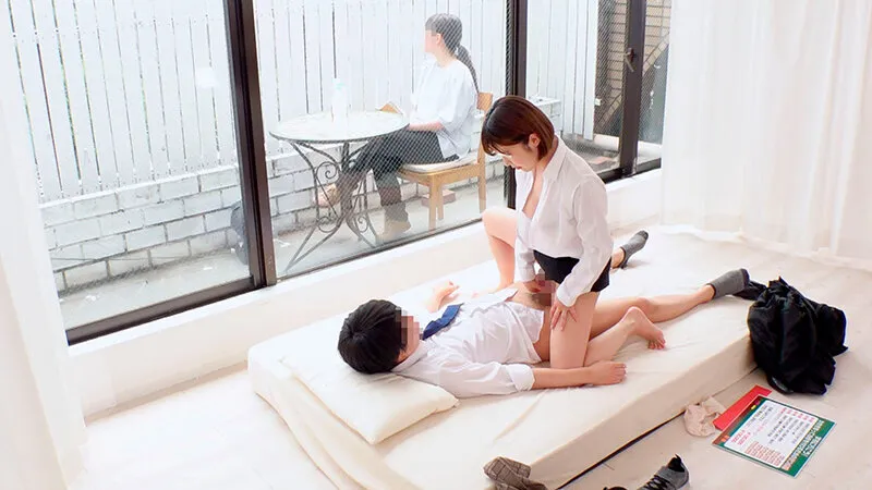 一般男女モニタリングAV 三者面談でセックスしちゃった担任の先生と生徒のその後まで追跡スペシャル マジックミラーの向こうには保護者である母親！巨乳女教師が童貞の教え子を優しい騎乗位で筆おろし中出し！！…した後日談:生徒思いの先生が禁断のセックスにドハマりして… サンプル画像 3