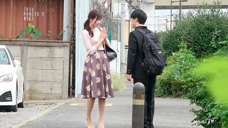 顔出しMM号 美人妻限定 ザ・マジックミラー 仲良しママ友対抗！童貞逆ナンパ射精バトル！！出会ったばかりの年下童貞を人妻が恥じらいながらも手コキ・オナホコキ・フェラ！筆おろし中出し！！ サンプル画像 2